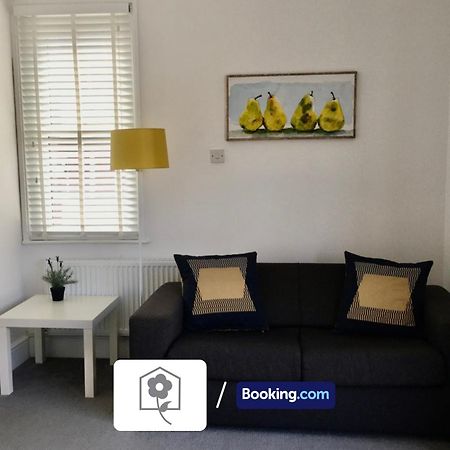 Netley Village Apartment By Your Stay Solutions Short Lets & Serviced Accommodation Netley Southampton With Free Wi-Fi แฮมเบิล ภายนอก รูปภาพ